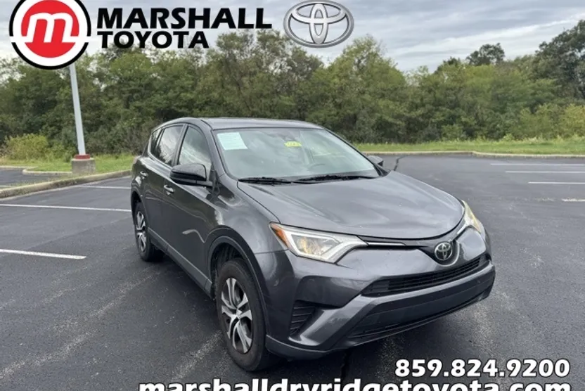 2018 Toyota RAV4 LE photo 1