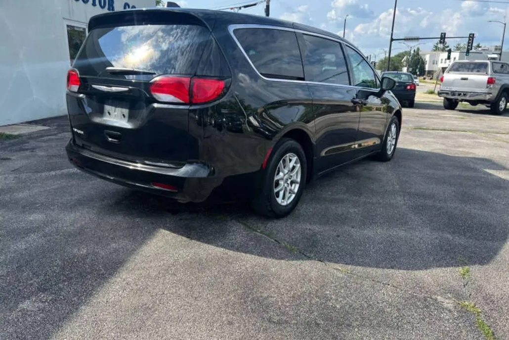 2022 Chrysler Voyager LX photo 1