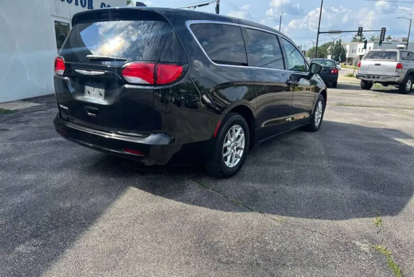 2022 Chrysler Voyager LX photo 1