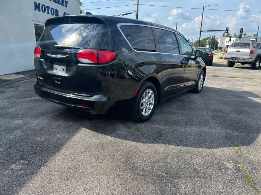 2022 Chrysler Voyager LX photo 1