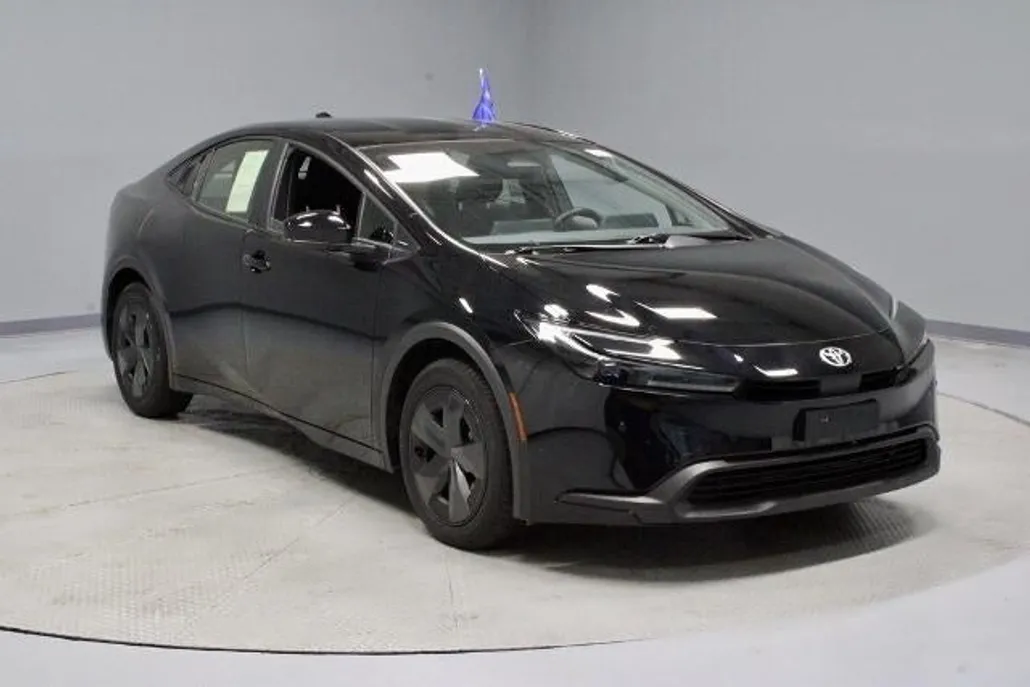 2024 Toyota Prius LE photo 1