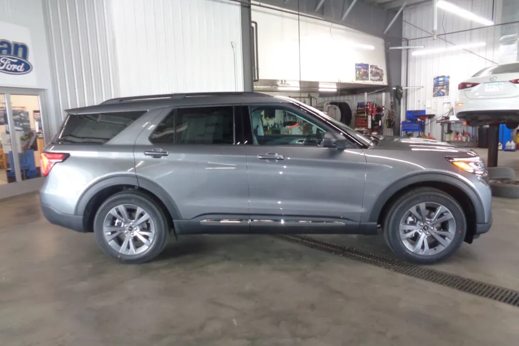 2025 Ford Explorer photo 1