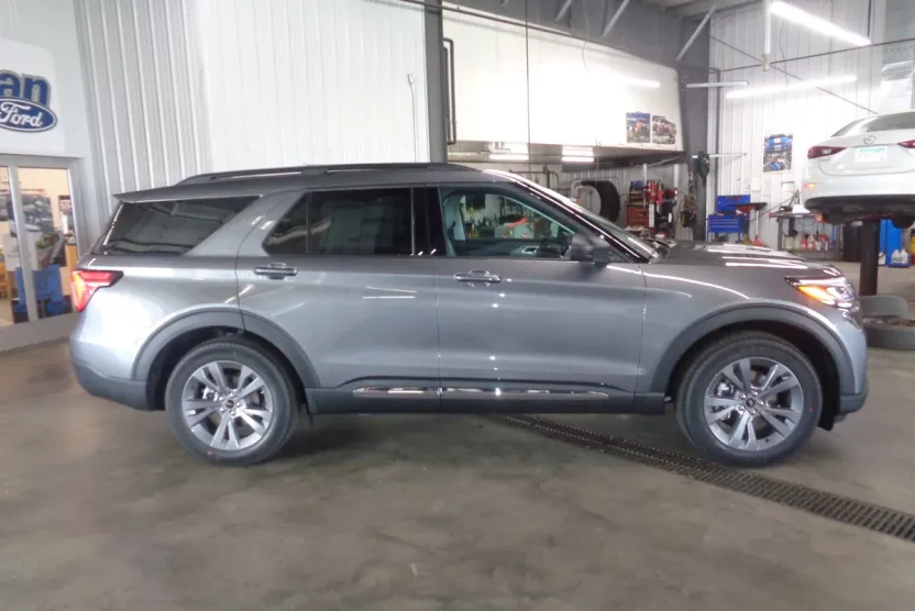 2025 Ford Explorer photo 1