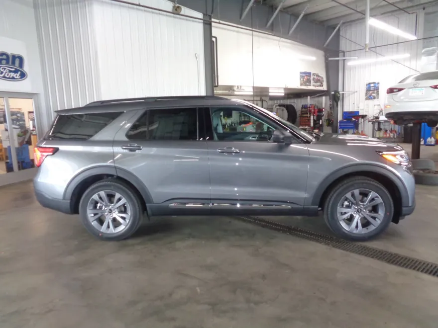 2025 Ford Explorer photo 1