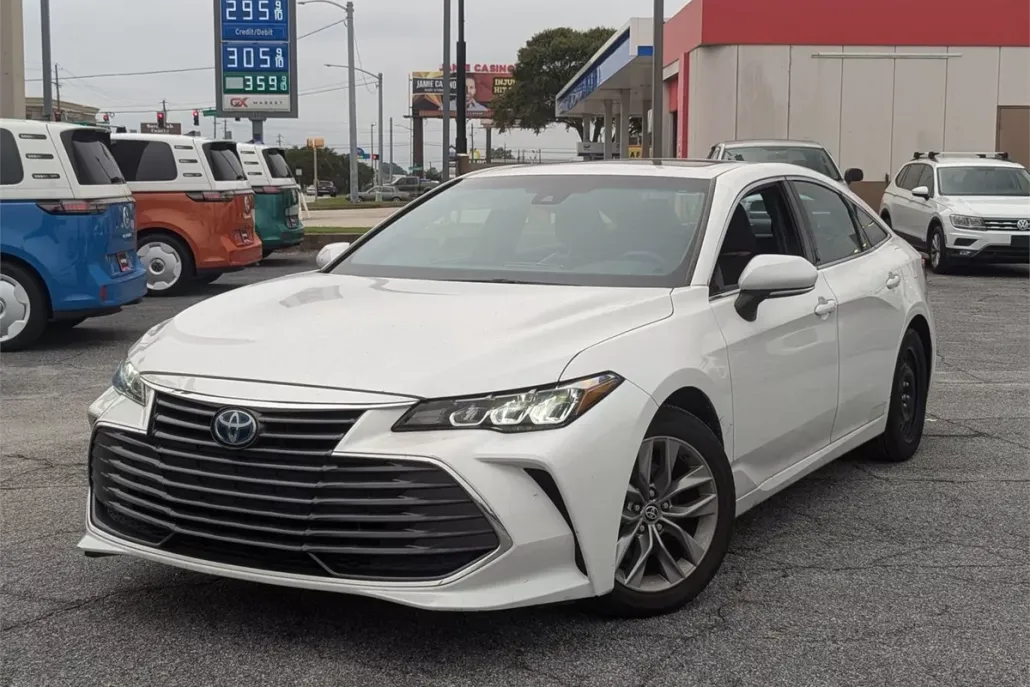 2022 Toyota Avalon Hybrid XLE photo 1