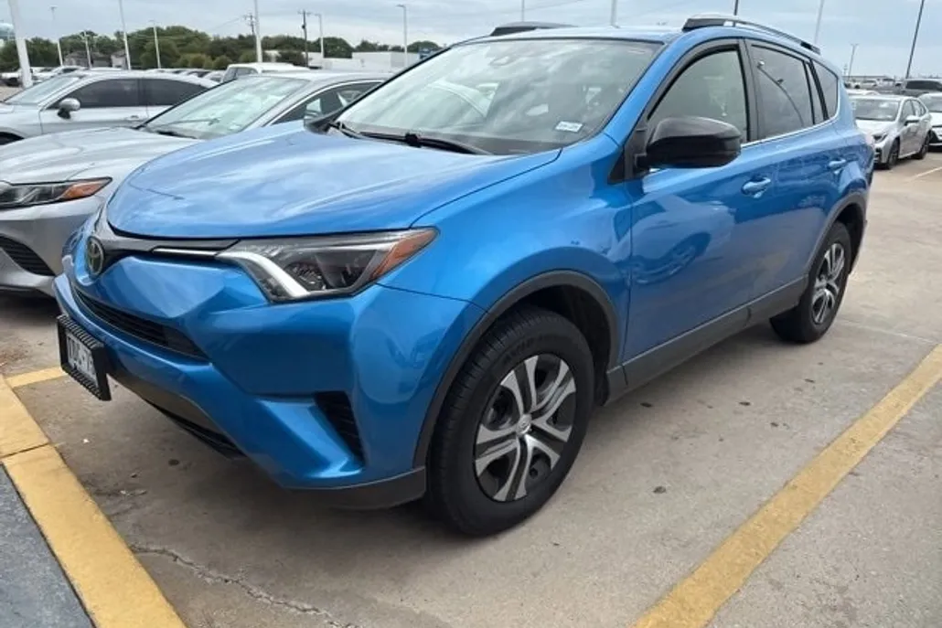 2017 Toyota RAV4 LE photo 1