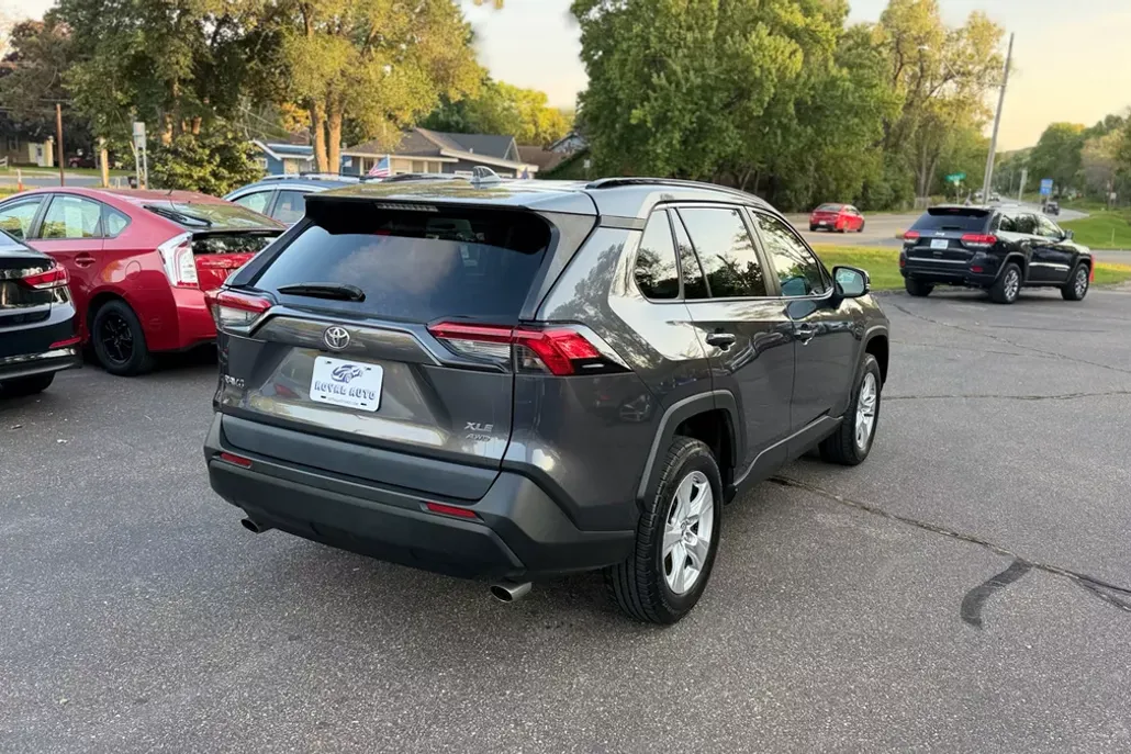 2019 Toyota RAV4 XLE Premium photo 1