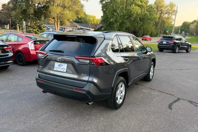 2019 Toyota RAV4 XLE Premium photo 1