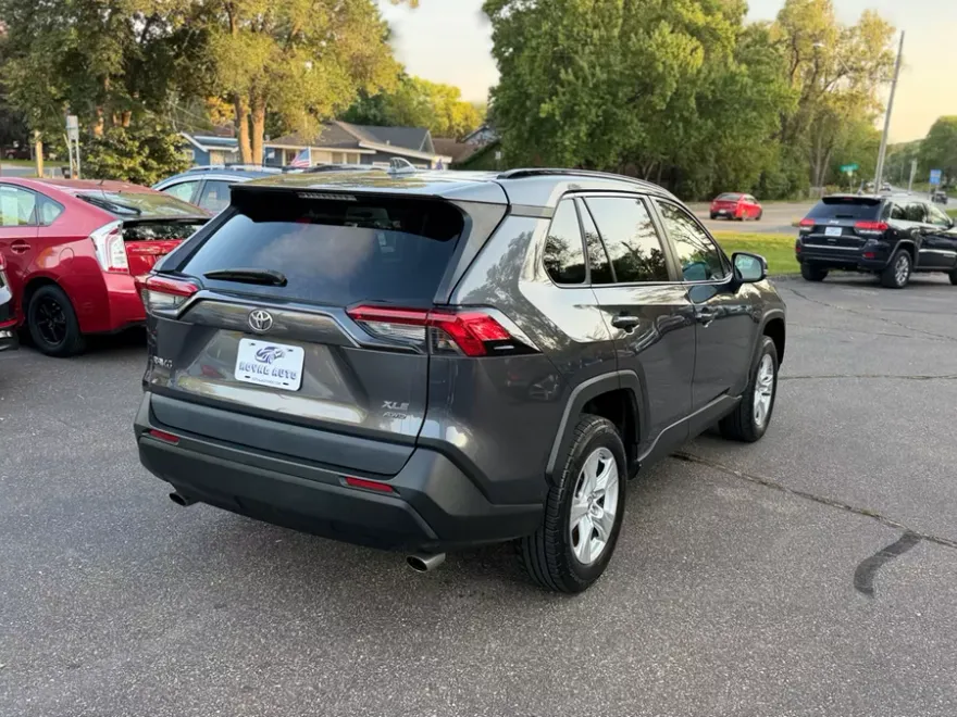 2019 Toyota RAV4 XLE Premium photo 1