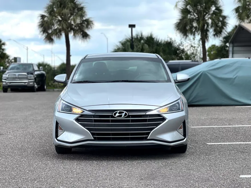 2019 Hyundai Elantra SE photo 1