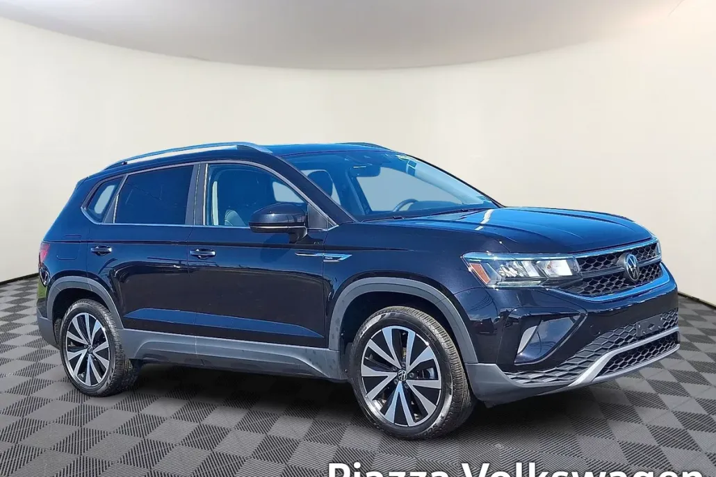 2023 Volkswagen Taos SE photo 1