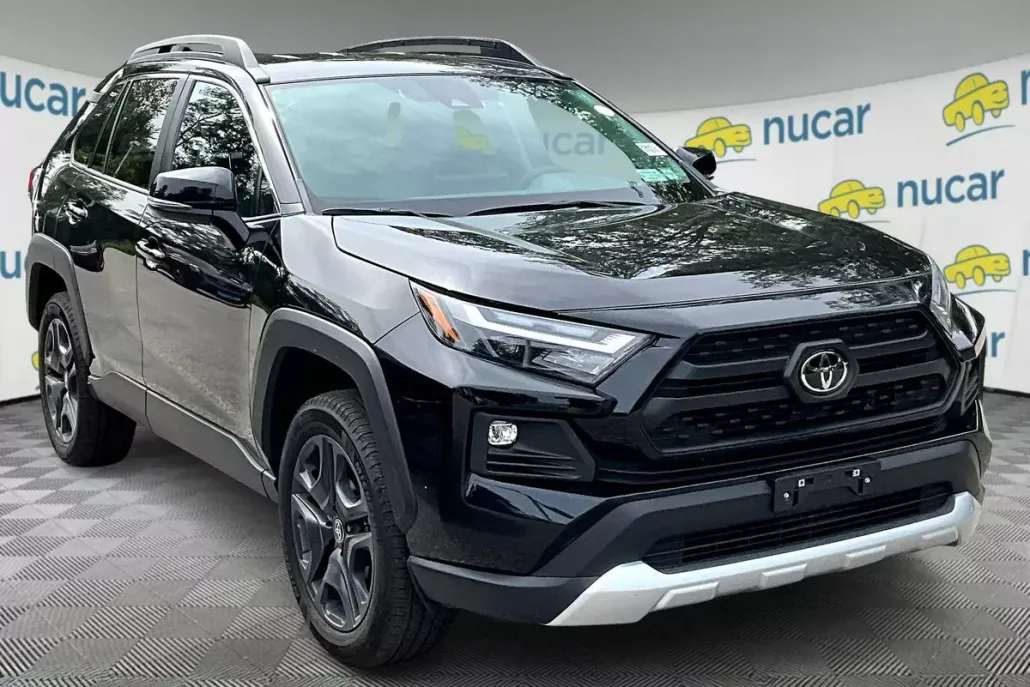 2022 Toyota RAV4 LE photo 1