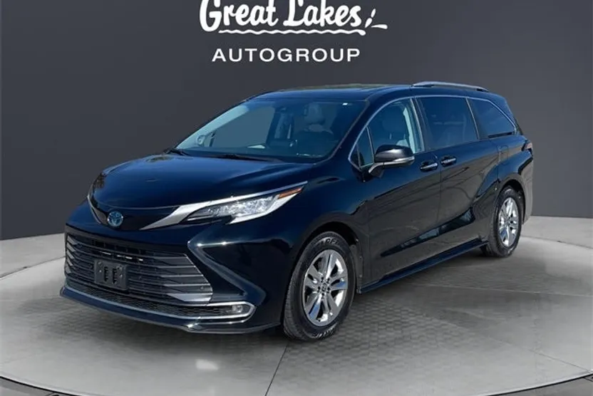 2022 Toyota Sienna Limited photo 1