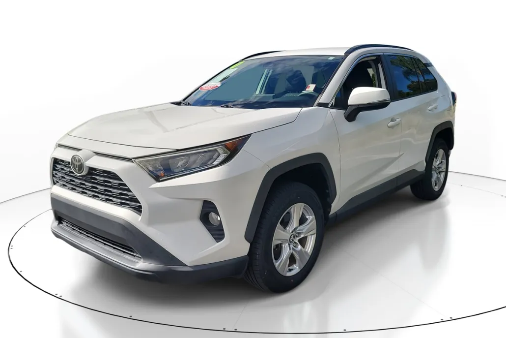 2020 Toyota RAV4 XLE photo 1