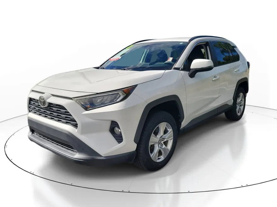2020 Toyota RAV4 XLE photo 1