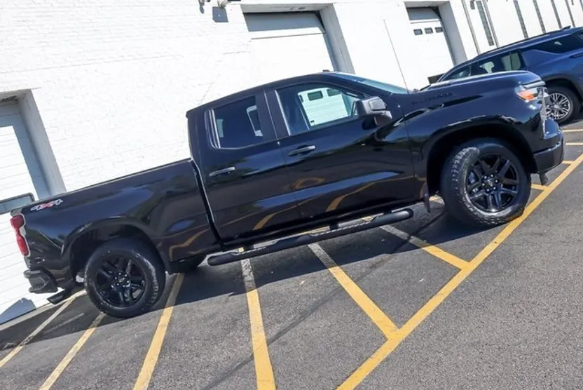 2026 Chevrolet Silverado 1500 Custom photo 1