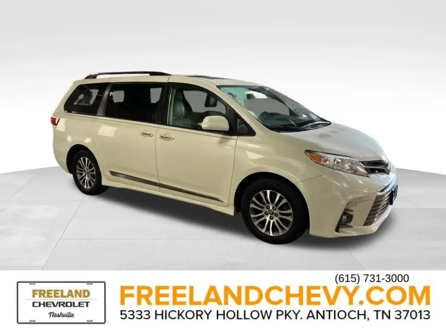 2019 Toyota Sienna XLE photo 1