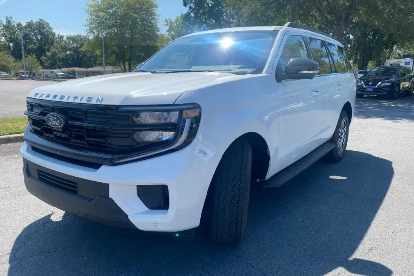 2025 Ford Expedition photo 1