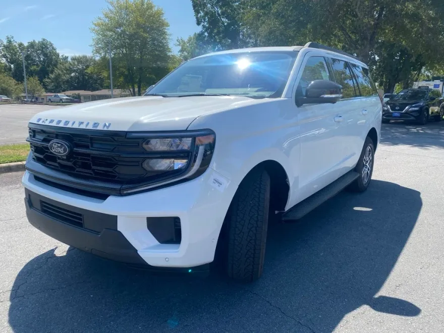 2025 Ford Expedition photo 1