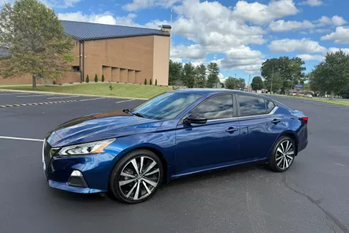 2019 Nissan Altima SR photo 2
