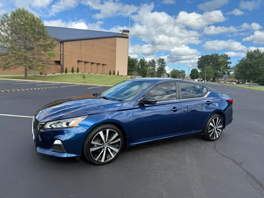 2019 Nissan Altima SR photo 2