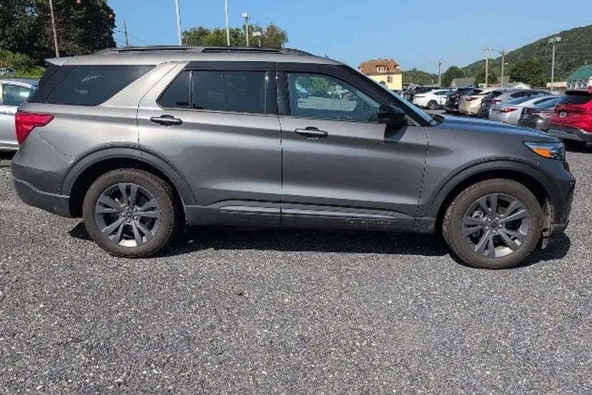 2023 Ford Explorer XLT Sport photo 1