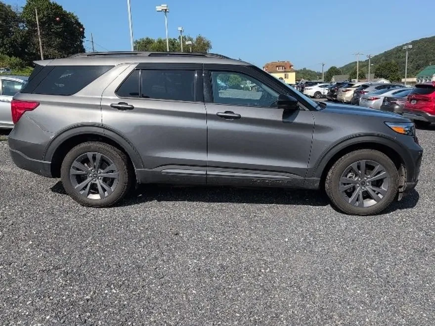 2023 Ford Explorer XLT Sport photo 1