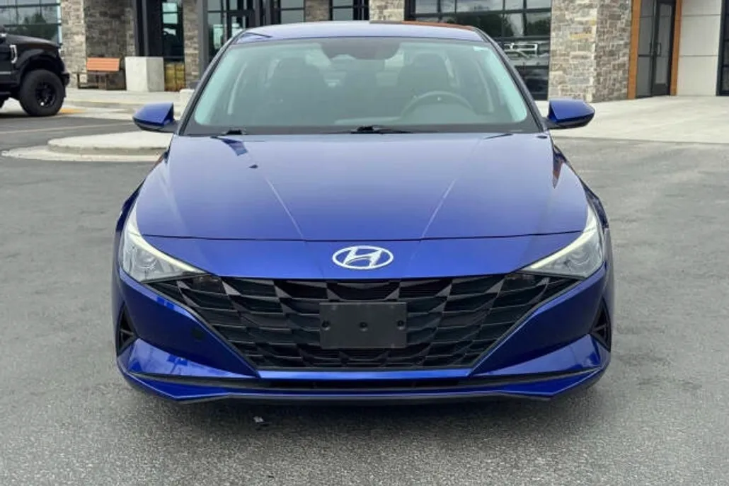2023 Hyundai Elantra SE photo 1