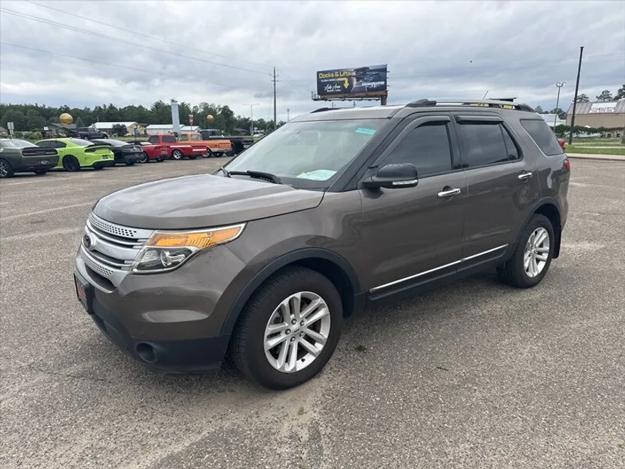 2015 Ford Explorer XLT photo 1