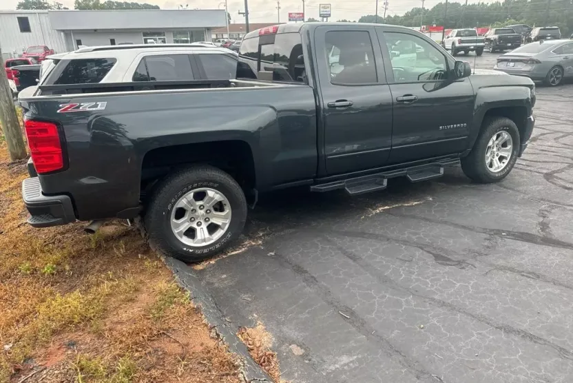 2017 Chevrolet Silverado 1500 LT photo 1