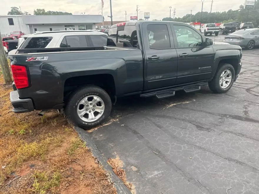 2017 Chevrolet Silverado 1500 LT photo 1