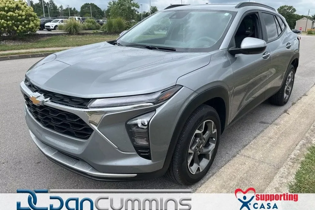 2024 Chevrolet Trax LT photo 1