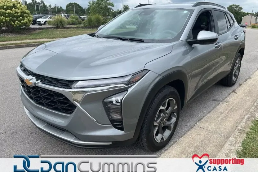 2024 Chevrolet Trax LT photo 1