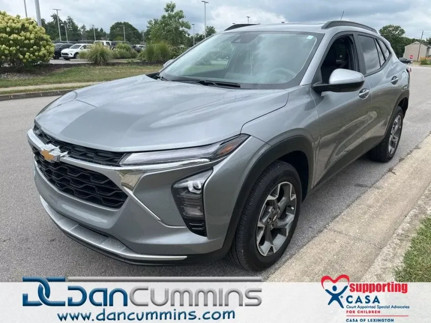2024 Chevrolet Trax LT photo 1