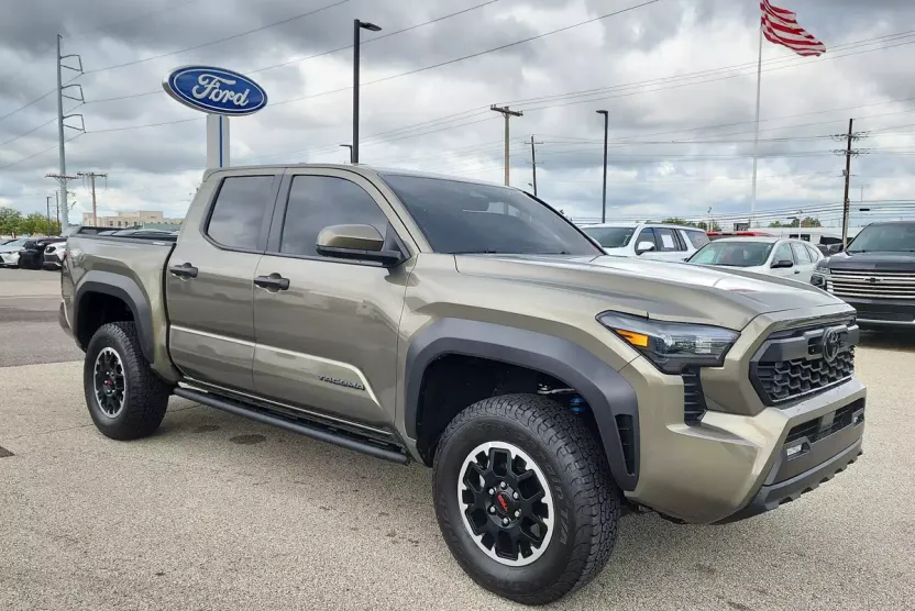 2025 Toyota Tacoma SR5 photo 1