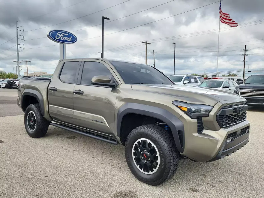 2025 Toyota Tacoma SR5 photo 1