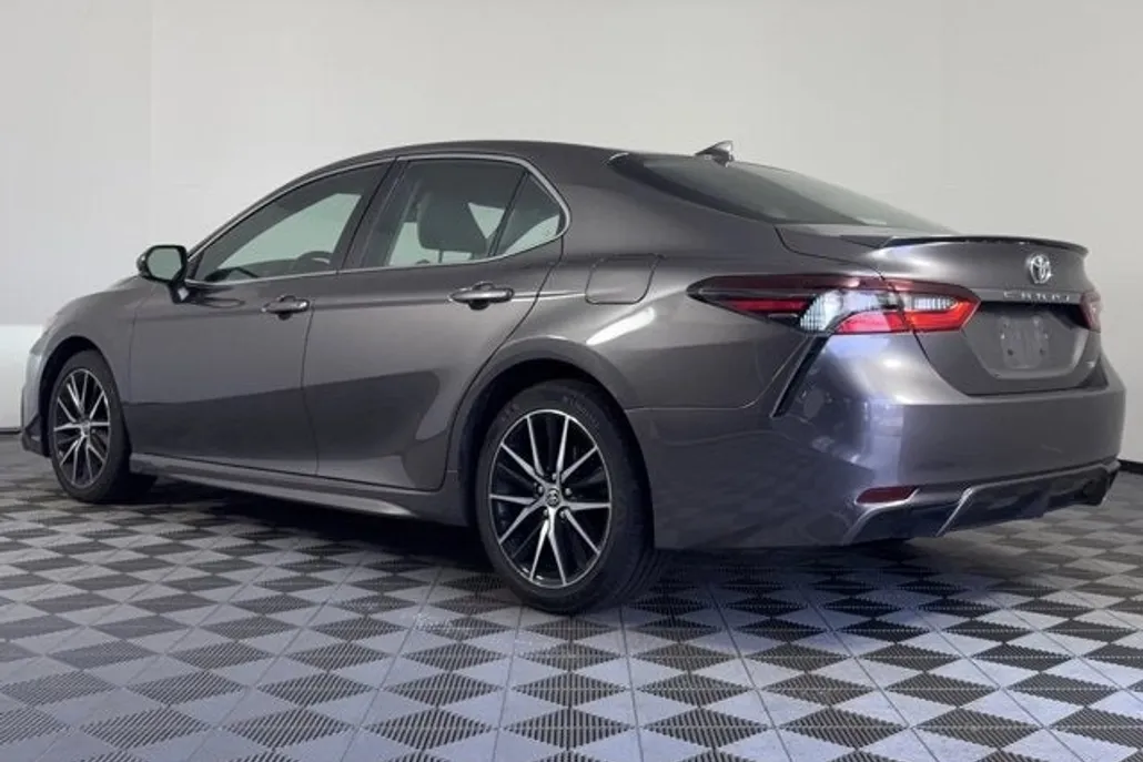 2023 Toyota Camry SE photo 1