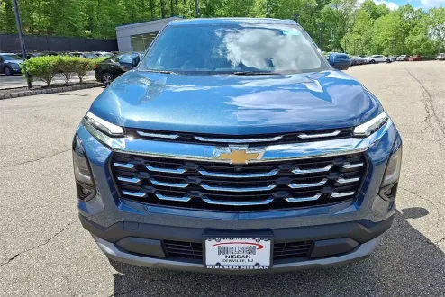 2025 Chevrolet Equinox LT photo 2