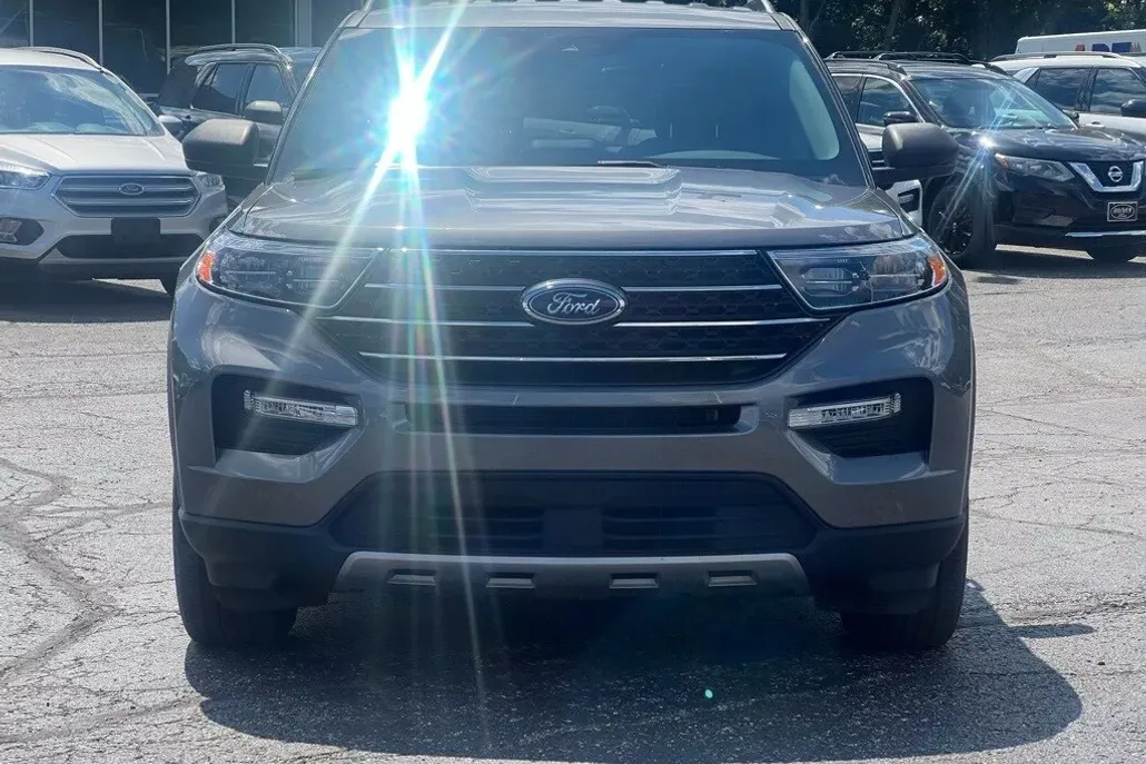 2023 Ford Explorer XLT photo 1