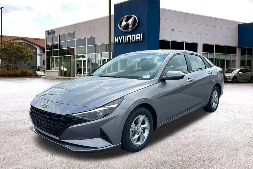 2023 Hyundai Elantra SE photo 1