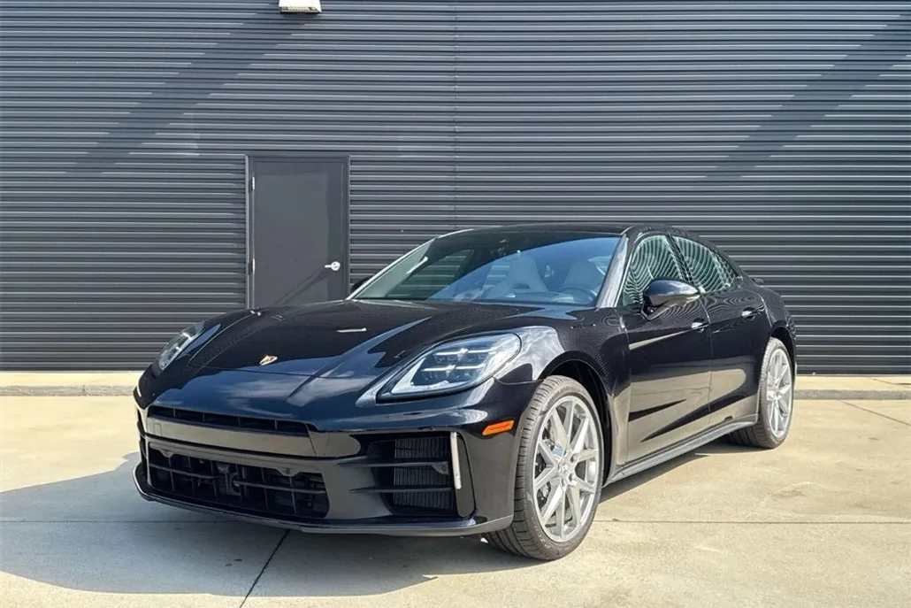 2024 Porsche Panamera 4 photo 1