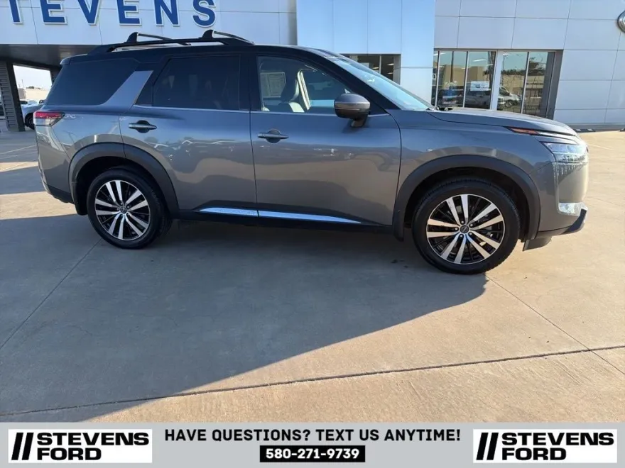 2023 Nissan Pathfinder Platinum photo 1