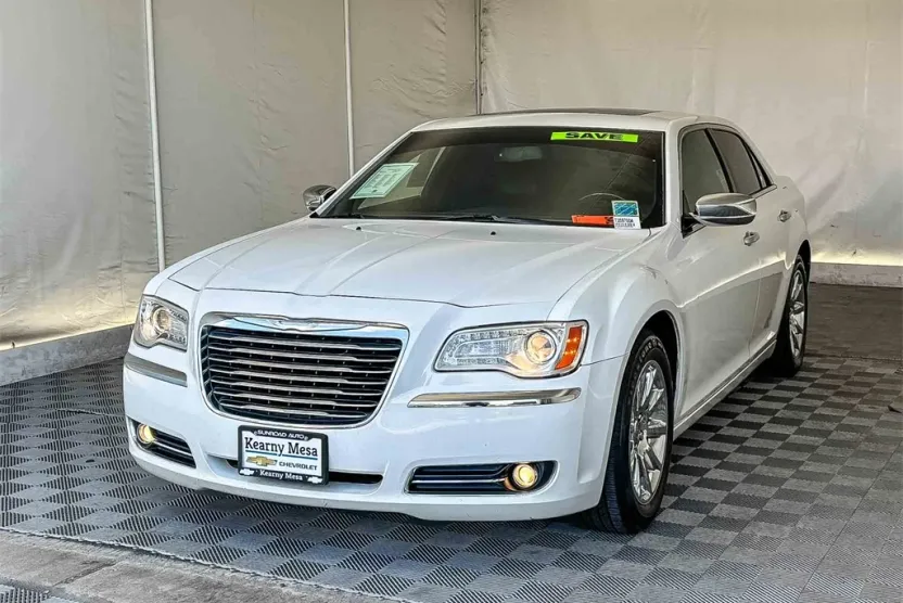 2013 Chrysler 300 C photo 1