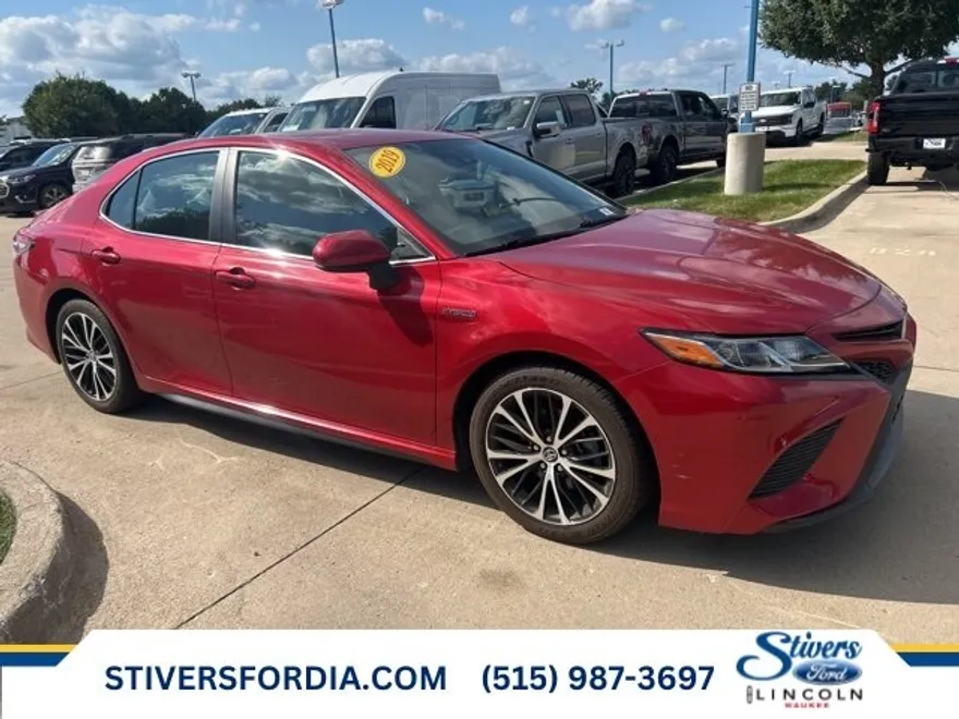 2019 Toyota Camry Hybrid SE photo 1