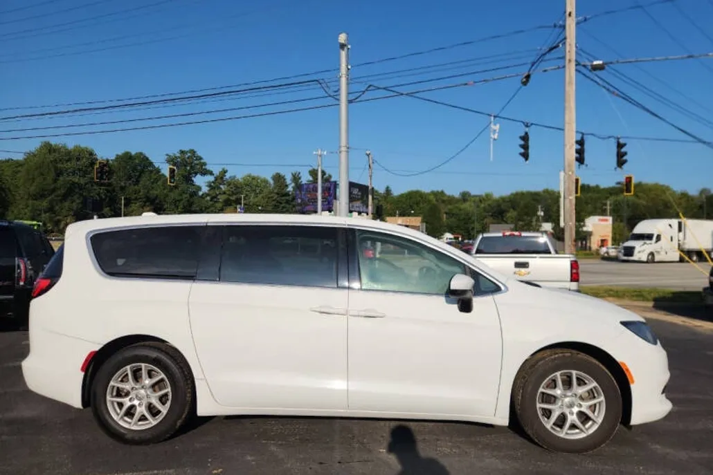 2017 Chrysler Pacifica LX photo 1