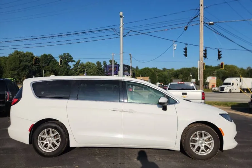 2017 Chrysler Pacifica LX photo 1