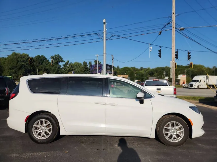 2017 Chrysler Pacifica LX photo 1