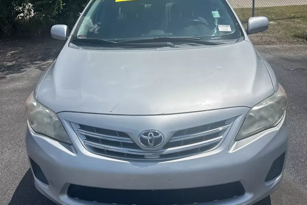 2013 Toyota Corolla LE photo 1