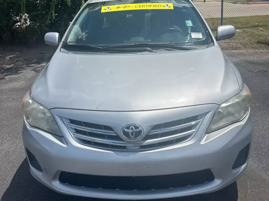 2013 Toyota Corolla LE photo 1