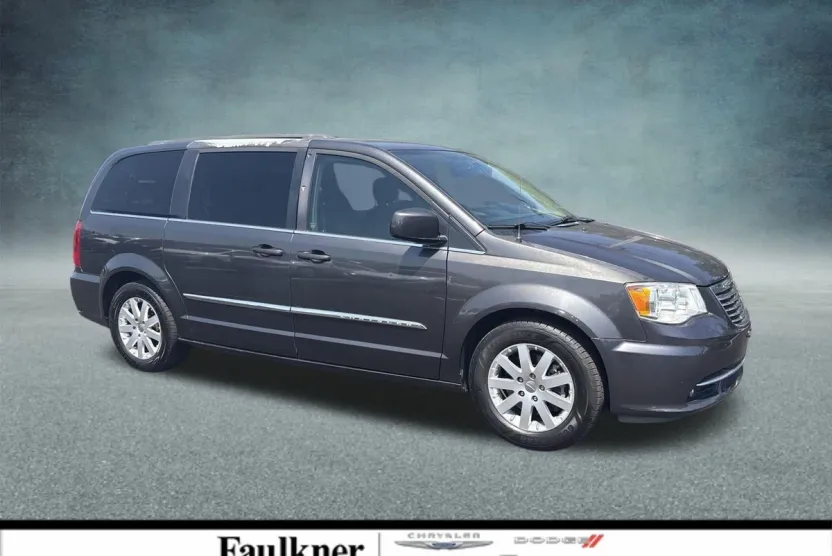 2016 Chrysler Town & Country Touring photo 1